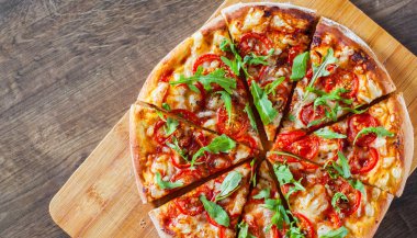 Vejetaryen Pizza Mozzarella peyniri, domates, biber, baharat ve taze roka ile. İtalyan pizza. Pizza Margherita veya ahşap masa arka plan üzerinde Margarita