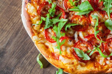 Vejetaryen Pizza Mozzarella peyniri, domates, biber, baharat ve taze roka ile. İtalyan pizza. Pizza Margherita veya ahşap masa arka plan üzerinde Margarita