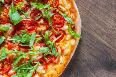 Vejetaryen Pizza Mozzarella peyniri, domates, biber, baharat ve taze roka ile. İtalyan pizza. Pizza Margherita veya ahşap masa arka plan üzerinde Margarita