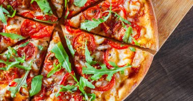 Vejetaryen Pizza Mozzarella peyniri, domates, biber, baharat ve taze roka ile. İtalyan pizza. Pizza Margherita veya ahşap masa arka plan üzerinde Margarita