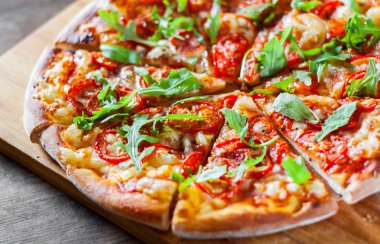 Vejetaryen Pizza Mozzarella peyniri, domates, biber, baharat ve taze roka ile. İtalyan pizza. Pizza Margherita veya ahşap masa arka plan üzerinde Margarita