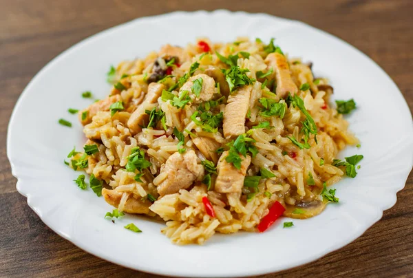 Kipfilet Met Rijst Champignon Groenten Witte Plaat Houten Tafel Achtergrond — Stockfoto