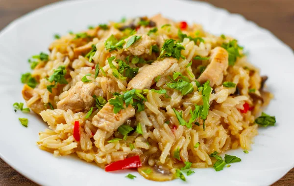 Hühnerbrust Mit Reis Pilzen Und Gemüse Weißem Teller Auf Holztischhintergrund — Stockfoto