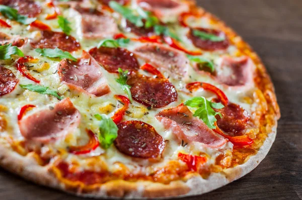 Pizza Con Queso Mozzarella Jamón Salsa Tomate Salami Pimienta Especias — Foto de Stock