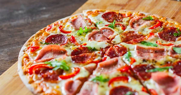 Pizza Brânză Mozzarella Șuncă Sos Roșii Salam Piper Condimente Arugula — Fotografie, imagine de stoc