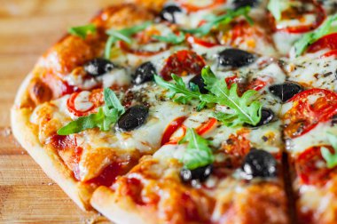 Pizza Margherita veya Mozzarella peyniri, domates, zeytin ile Margarita. Ahşap arka plan üzerinde İtalyan pizza