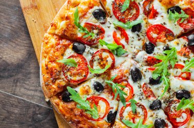 Pizza Margherita veya Mozzarella peyniri, domates, zeytin ile Margarita. Ahşap arka plan üzerinde İtalyan pizza