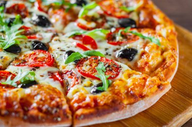 Pizza Margherita veya Mozzarella peyniri, domates, zeytin ile Margarita. Ahşap arka plan üzerinde İtalyan pizza