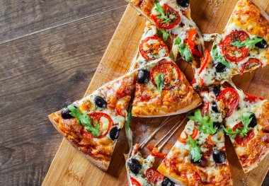 Pizza Margherita veya Mozzarella peyniri, domates, zeytin ile Margarita. Ahşap arka plan üzerinde İtalyan pizza