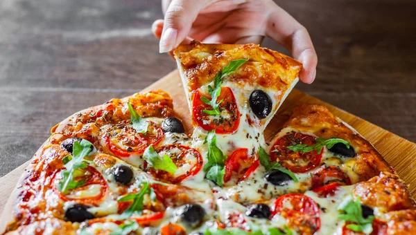 Woman Hand Toma Una Rebanada Pizza Margherita Margarita Con Queso — Foto de Stock