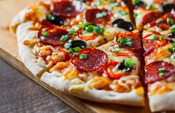 Pizza Con Queso Mozzarella Pepperoni Tomate Pimienta Oliva Salami Pizza — Foto de Stock