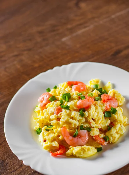 Huevos Revueltos Con Camarones Cebollas Verdes Plato Blanco Sobre Fondo —  Fotos de Stock