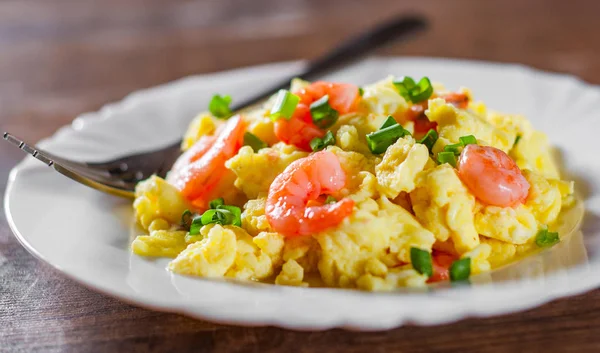 Scrambled Eggs Shrimp Green Onions White Plate Wooden Table Background — Stock Photo, Image