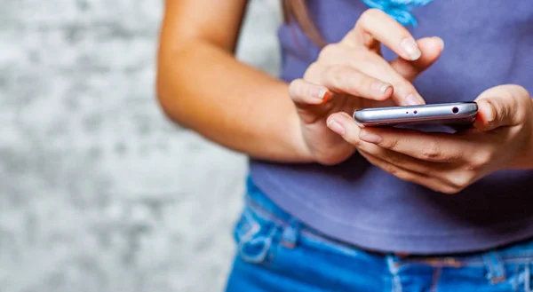 Joven Adolescente Mano Utilizando Teléfono Móvil Teléfono Inteligente Sobre Fondo —  Fotos de Stock