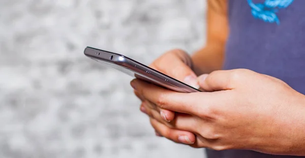 Young Teenager Girl Hand Using Mobile Phone Smartphone Gray Wall — Stock Photo, Image