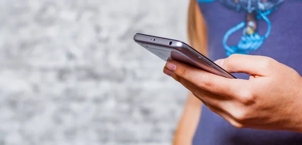 Young Teenager Girl Hand Using Mobile Phone Smartphone Gray Wall — Stock Photo, Image