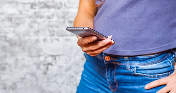 Giovane Adolescente Mano Ragazza Utilizzando Telefono Cellulare Smartphone Sfondo Grigio — Foto Stock