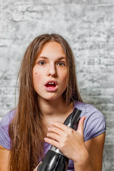 Porträtt Ung Tonåring Brunett Tjej Med Långt Hår Torkar Håret — Stockfoto