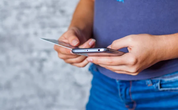 Primo Piano Mani Donna Possesso Una Carta Credito Utilizzando Smartphone — Foto Stock