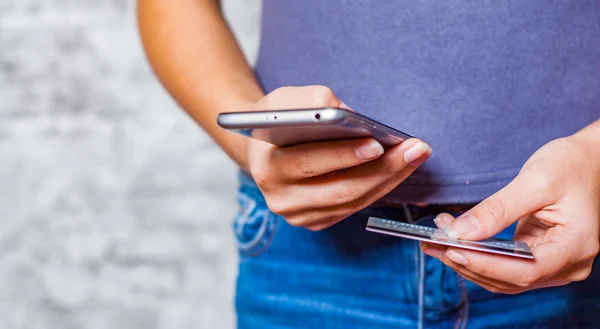 Primo Piano Mani Donna Possesso Una Carta Credito Utilizzando Smartphone — Foto Stock