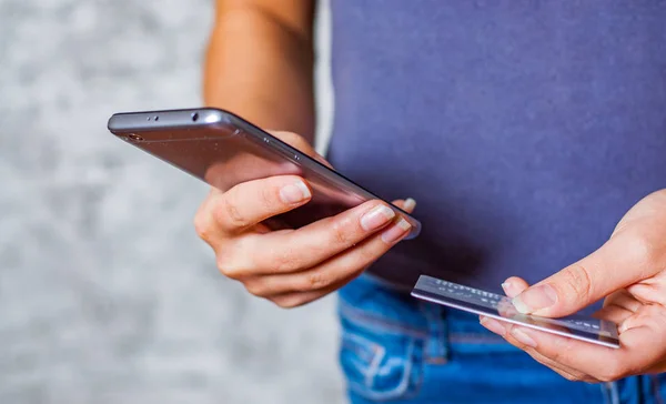 Bir Kredi Kartı Tutan Online Alışveriş Için Smartphone Kullanarak Yakın — Stok fotoğraf