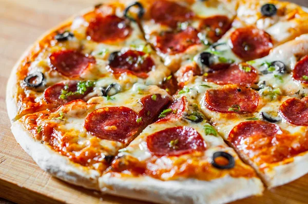 Pizza Brânză Mozzarella Piperoni Roșii Piper Măsline Salam Pizza Italiană — Fotografie, imagine de stoc