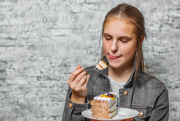Πορτρέτο Του Νεαρός Έφηβος Μελαχρινή Κοπέλα Μακριά Μαλλιά Τρώει Επιδόρπιο — Φωτογραφία Αρχείου