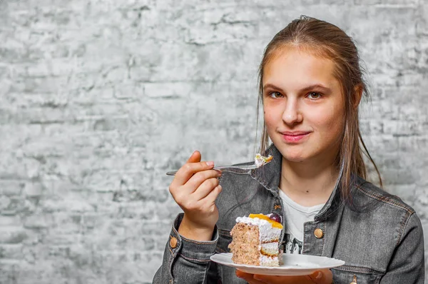 Portrét Mladé Dospívající Brunetka Dlouhými Vlasy Jíst Plátek Dort Dezert — Stock fotografie