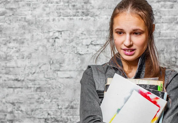 Porträtt Ung Tonåring Brunett Tjej Med Långt Hår Håller Böcker — Stockfoto