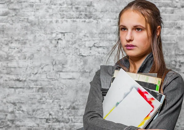 Porträtt Ung Tonåring Brunett Tjej Med Långt Hår Håller Böcker — Stockfoto