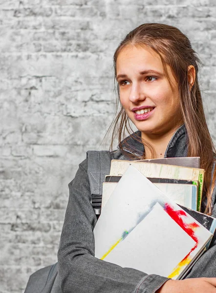 Retrato Jovem Adolescente Morena Com Cabelos Longos Segurando Livros Livros — Fotografia de Stock
