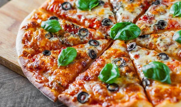 Нарезанная Пицца Сыром Моцарелла Помидоры Перец Оливки Специи Свежий Базилик — стоковое фото
