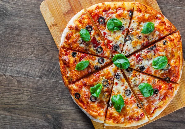 Pizza Scheiben Mit Mozzarella Tomaten Paprika Oliven Gewürzen Und Frischem — Stockfoto