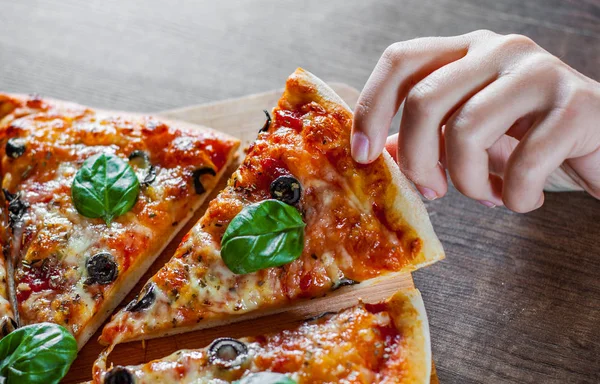 Woman Hand Toma Una Rebanada Pizza Rodajas Con Queso Mozzarella — Foto de Stock