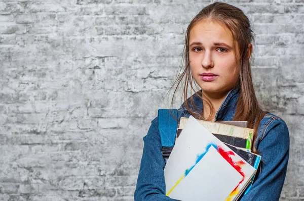 Porträtt Ung Tonåring Brunett Tjej Med Långt Hår Håller Böcker — Stockfoto