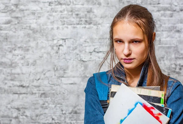 Portret Van Jonge Tiener Brunette Meisje Met Lang Haar Boeken — Stockfoto