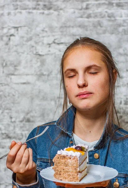 Портрет Юной Брюнетки Подростка Длинными Волосами Поедающей Десерт Ломтиков Торта — стоковое фото