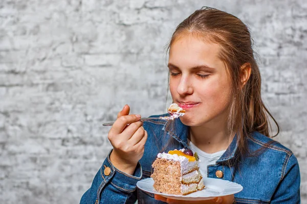 Retrato Jovem Adolescente Morena Com Cabelos Longos Comendo Sobremesa Bolo — Fotografia de Stock