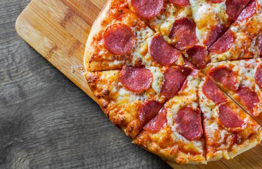 Pepperoni Pizza Mozzarella peyniri, salam, domates, biber. Ahşap masa arka plan üzerinde İtalyan pizza