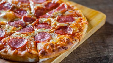 Pepperoni Pizza Mozzarella peyniri, salam, domates, biber. Ahşap masa arka plan üzerinde İtalyan pizza