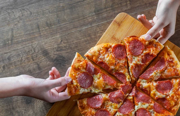 Two Woman Hand Toma Una Rebanada Pizza Pepperoni Con Queso — Foto de Stock