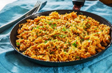 Pirinç ve sebze bir tavada tavuk göğsü