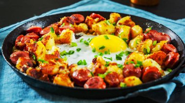 sosis ve patates bir tavada kızarmış yumurta