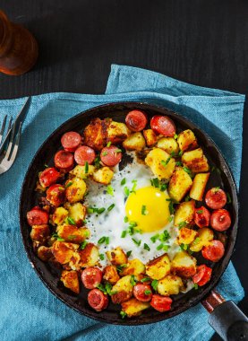 sosis ve patates bir tavada kızarmış yumurta