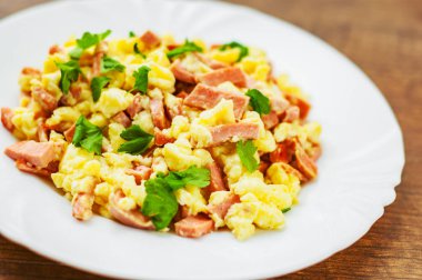 omlet jambon ve peynir ahşap masa arka plan üzerinde beyaz plaka