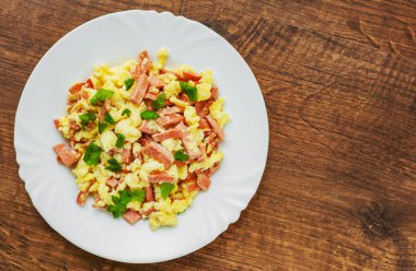 omlet jambon ve peynir ahşap masa arka plan üzerinde beyaz plaka