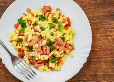 omlet jambon ve peynir ahşap masa arka plan üzerinde beyaz plaka