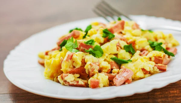 Huevos Revueltos Con Jamón Queso Plato Blanco Sobre Fondo Mesa — Foto de Stock