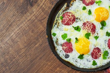 jambon sosis ve peynir ahşap masa arka plan üzerinde bir tavada kızarmış yumurta
