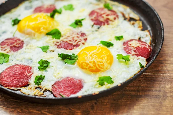 Spiegelei Mit Schinkenwurst Und Käse Einer Pfanne Auf Holztischhintergrund — Stockfoto